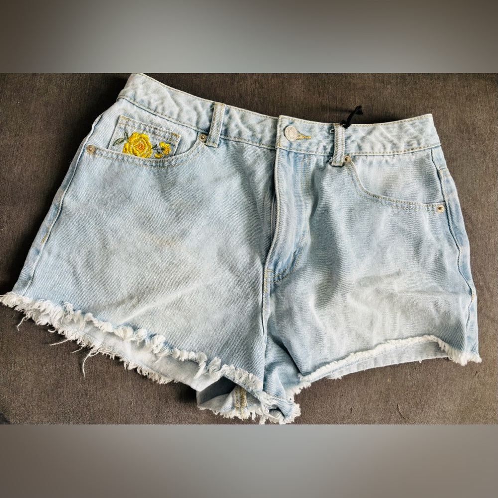 🍑FOREVER 21 Distressed Denim Flowered Booty Jean Shorts